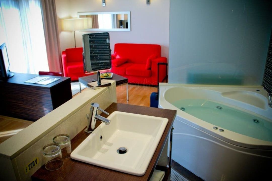 Baño con jacuzzi de la Suite Presidencial Hotel Vila De Muro