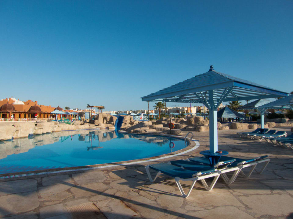 Bázen na hlavním prostranství hotelu SUNRISE Royal Makadi Resort