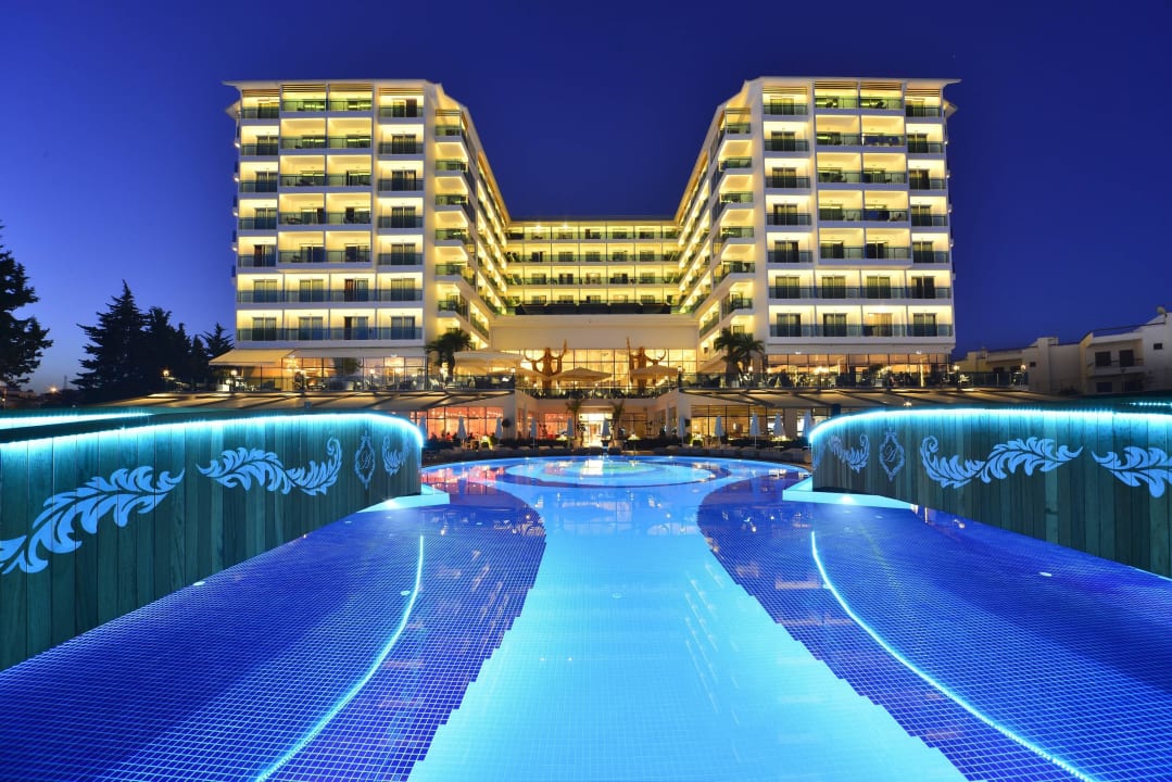 Eingang Azura Deluxe Resort & Spa Hotel