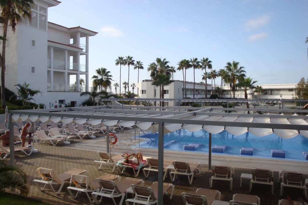 Es gibt genügend Liegen, des Morgens Liegen zu reservieren i Hotel Riu Arecas - Adults only
