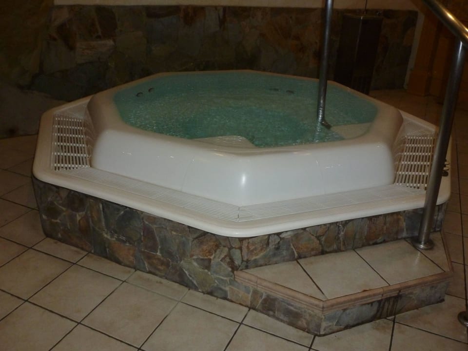 Kältebecken, ungefähr 5 - 7 Grad? Bull Eugenia Victoria & Spa