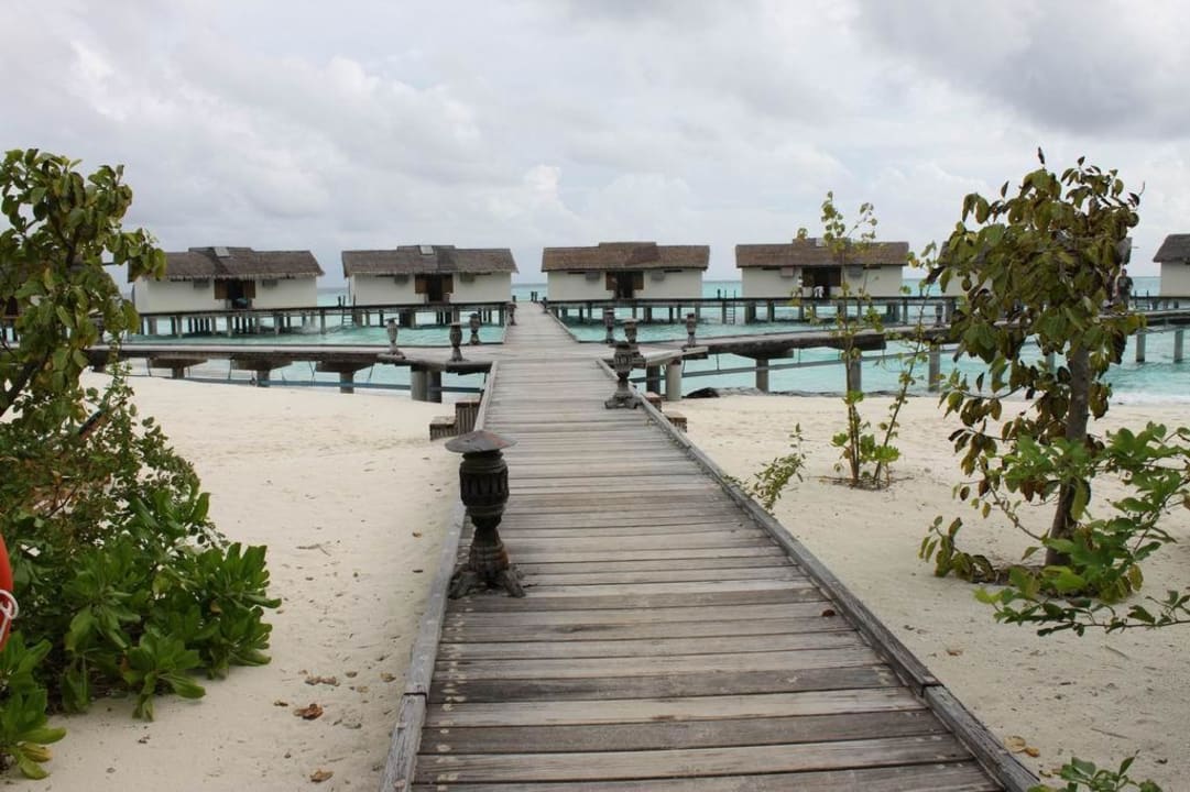 Steg zu den Wasserbungalows NH Collection Maldives Reethi Resort