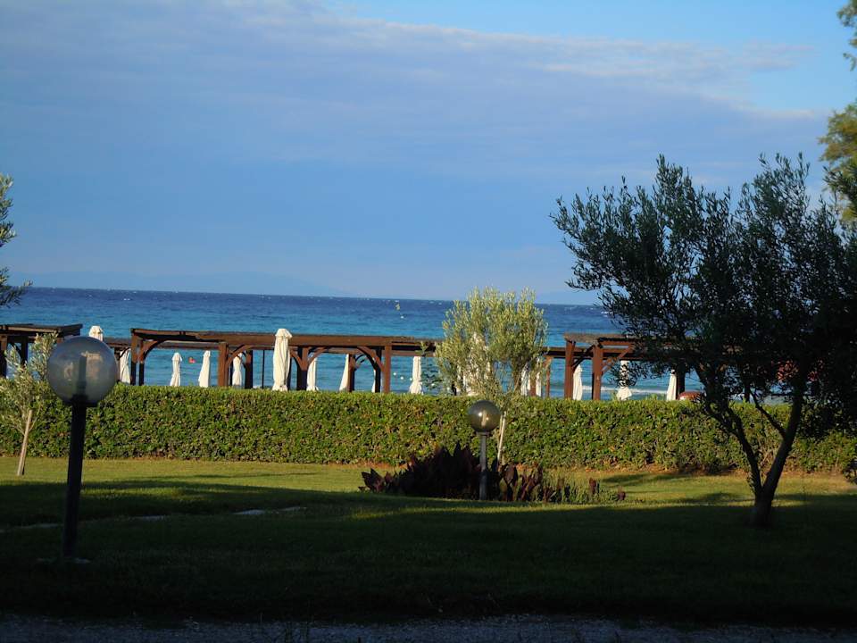 Weg von Bar zum Strand Simantro Resort
