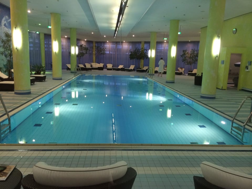 Pool, richtig lang Hilton Munich Airport