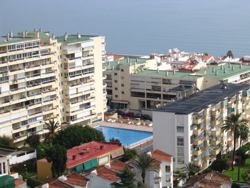 Links im Bild Gebäude A mit Pool, Mitte Gebäude B Hotel Nucleo Cristal