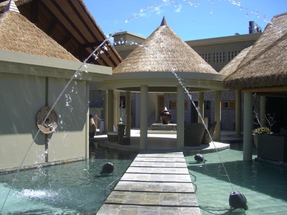 Ein Weg zum Restaurant Le Domaine de l'Orangeraie