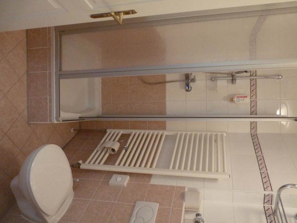 Blick ins Bad (3) Suite Hotel 900 m zur Oper