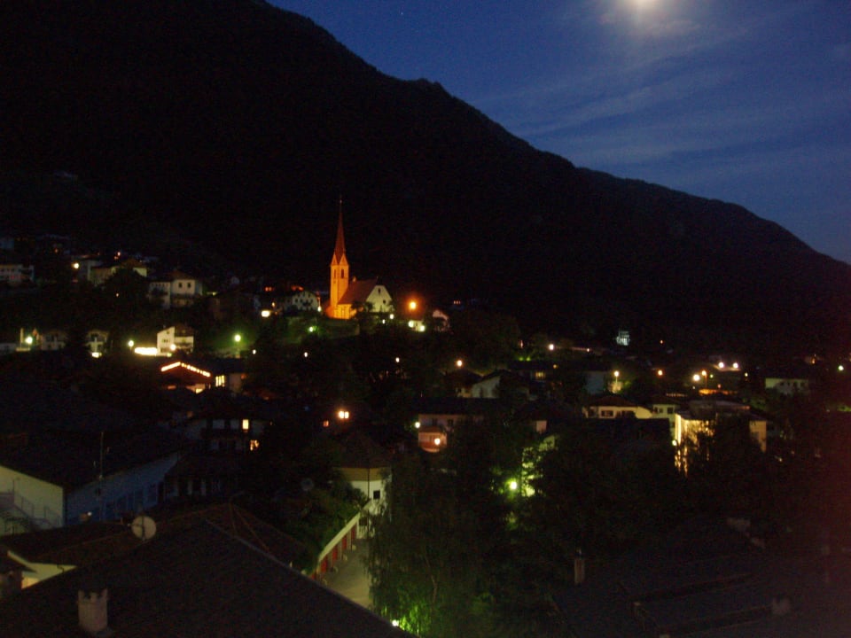 Blick bei Nacht Richtung Dorf Appartements Residence Königsrainer
