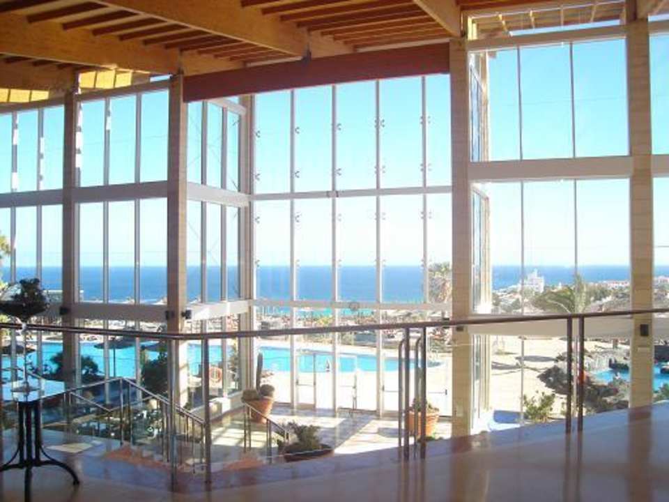 Riesige Glasfront des Hotels AluaVillage Fuerteventura
