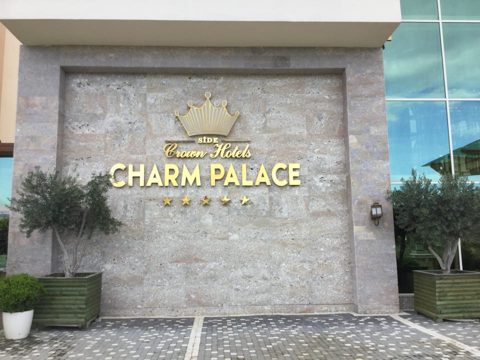 Das ist der Hoteleingang mit dem Hotellogo. Well Palace Side