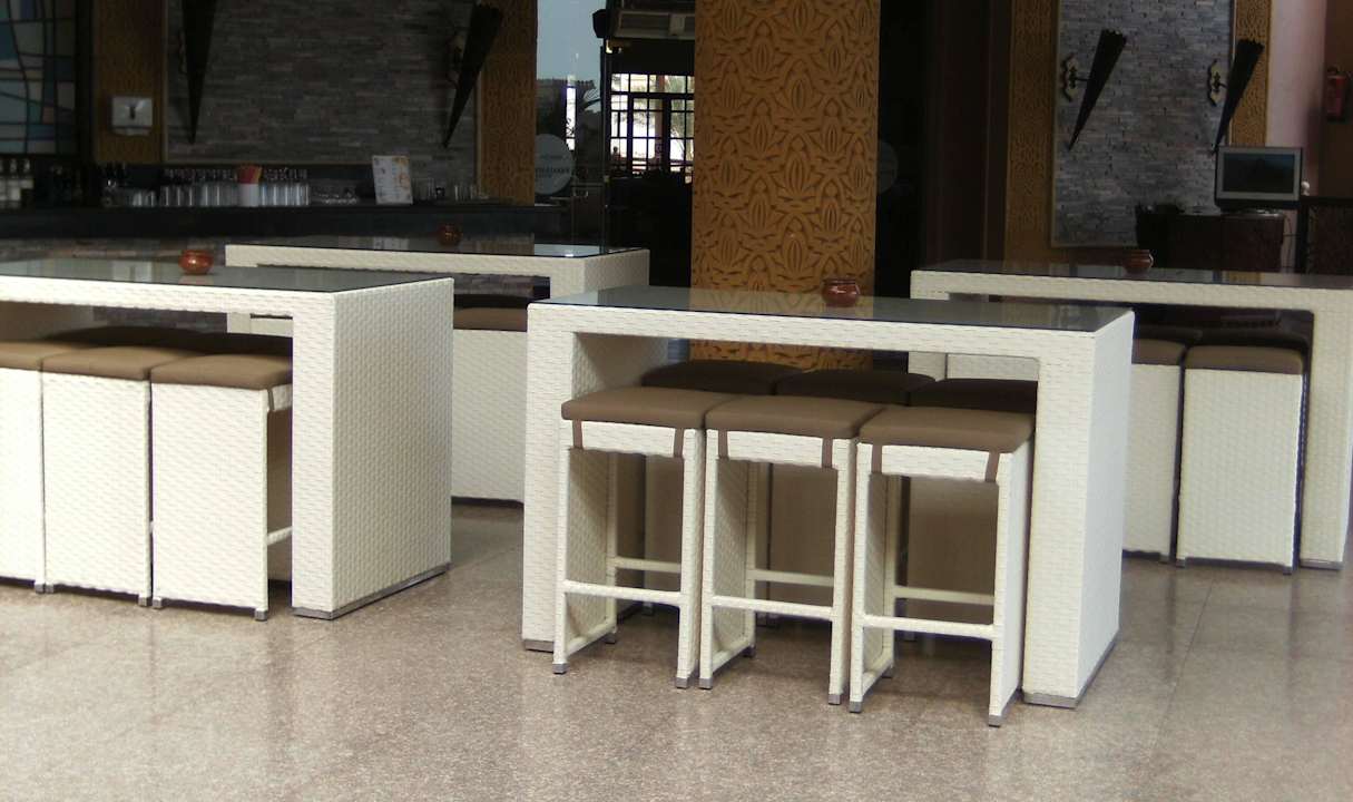 Neue Stehtische auf der Terrasse Pickalbatros Palace Resort