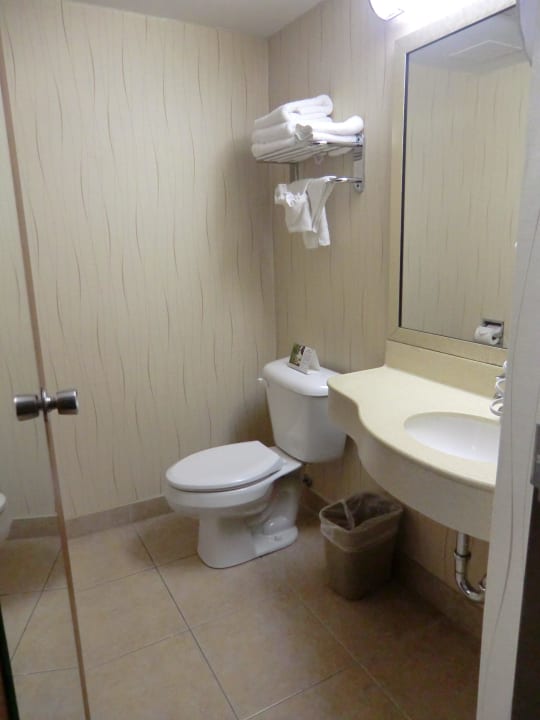 Badezimmer, links ist die Badewanne Howard Johnson Hotel by Wyndham by the Falls Niagara Falls