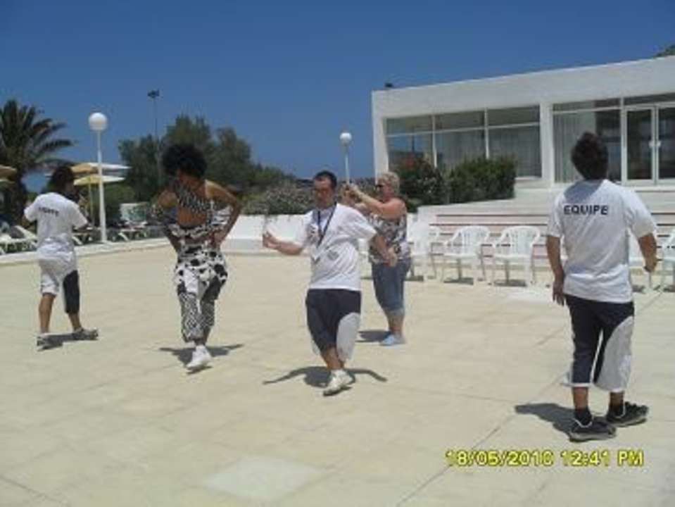 Animateure beim Vortanzen Hotel El Mouradi Cap Mahdia