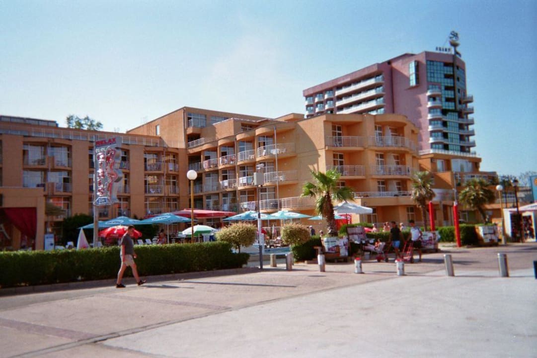 Hotel von der gegenüberliegenden Seite (Strand) MPM Hotel Astoria