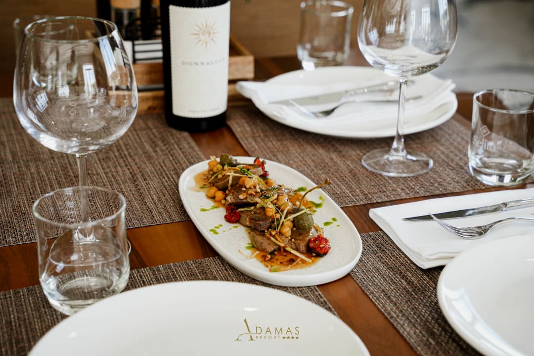 Gastro Adamas Resort & Hotel