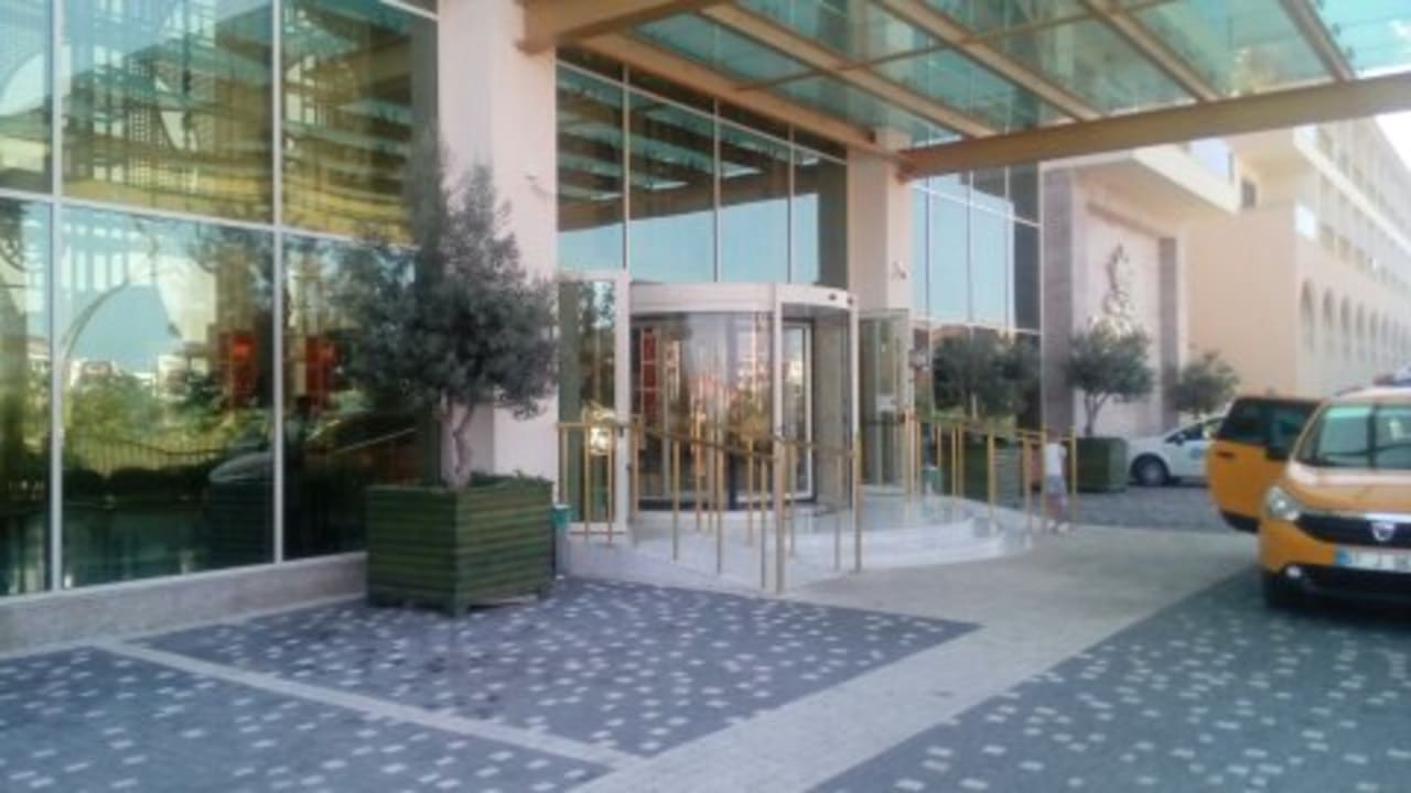 Lobby Well Palace Side