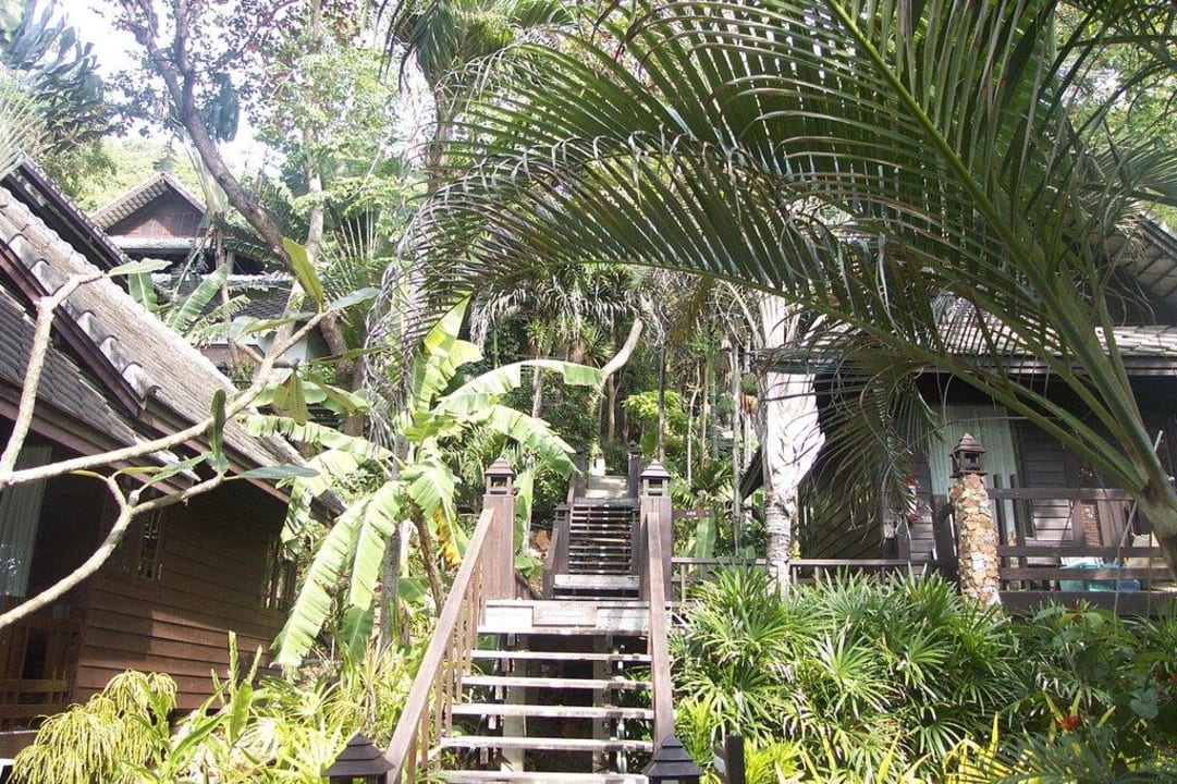 Droga z plaży do domku Ao Prao Resort