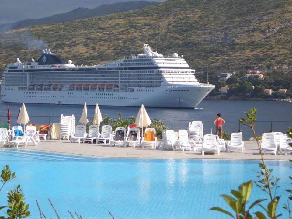 Blick über den Pool aufs Meer Sunny Dubrovnik by Valamar