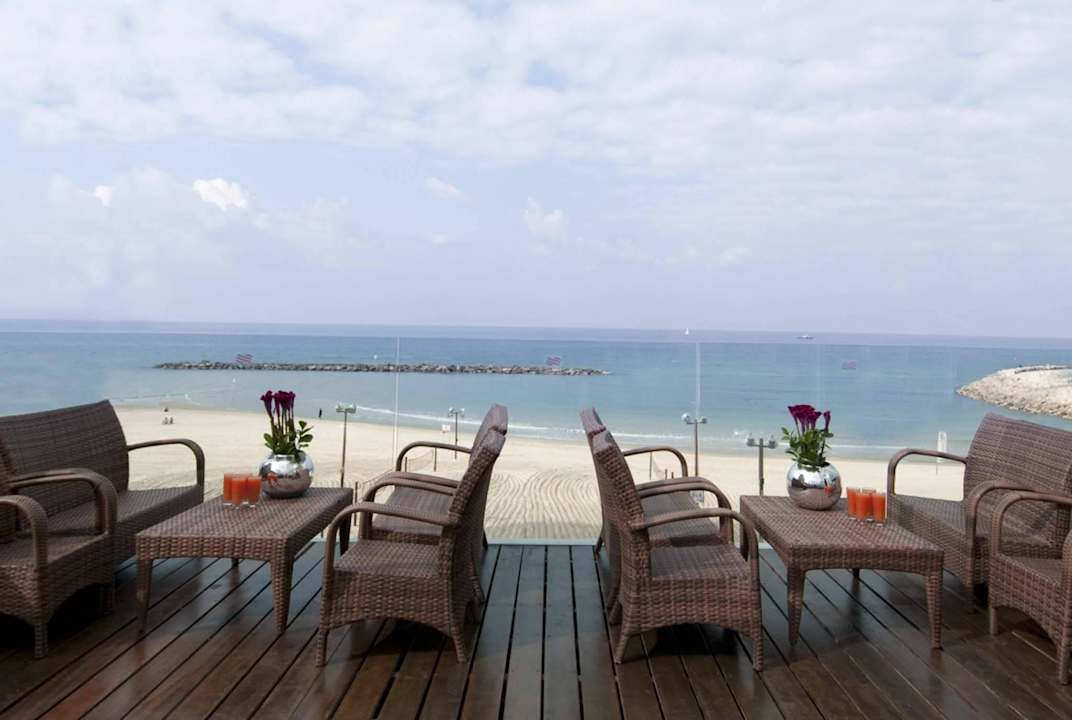 Deck Hotel Crowne Plaza Tel Aviv Beach