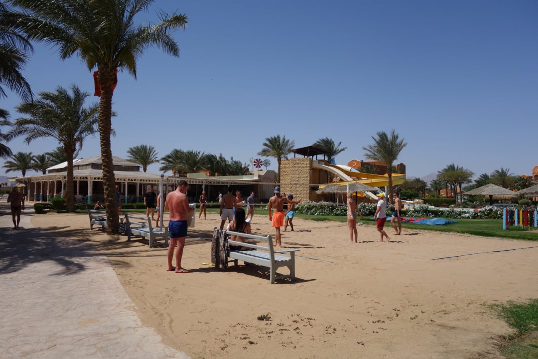Volleyballplatz, dahinter Beach Restaurant Sentido Caribbean World Soma Bay