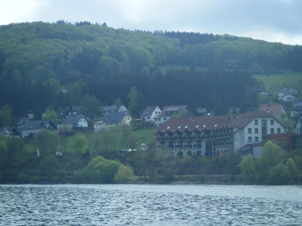 Blick vom Ausflugsschiff Göbel's Seehotel Diemelsee