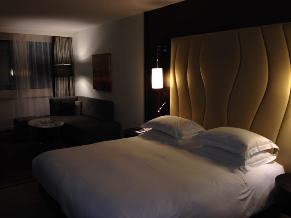 Bett mit Wohnlandschaft im Hintergrund Hilton Vienna Waterfront