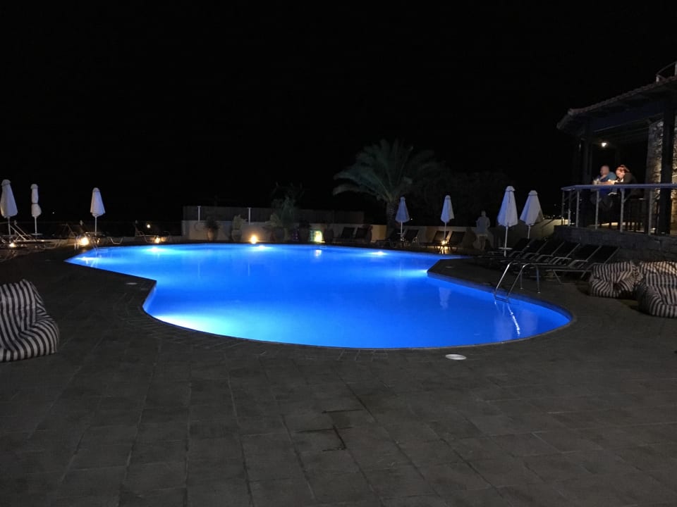 Pool abends Domes Aulus Elounda All-Inclusive Resort, Curio Collection by Hilton