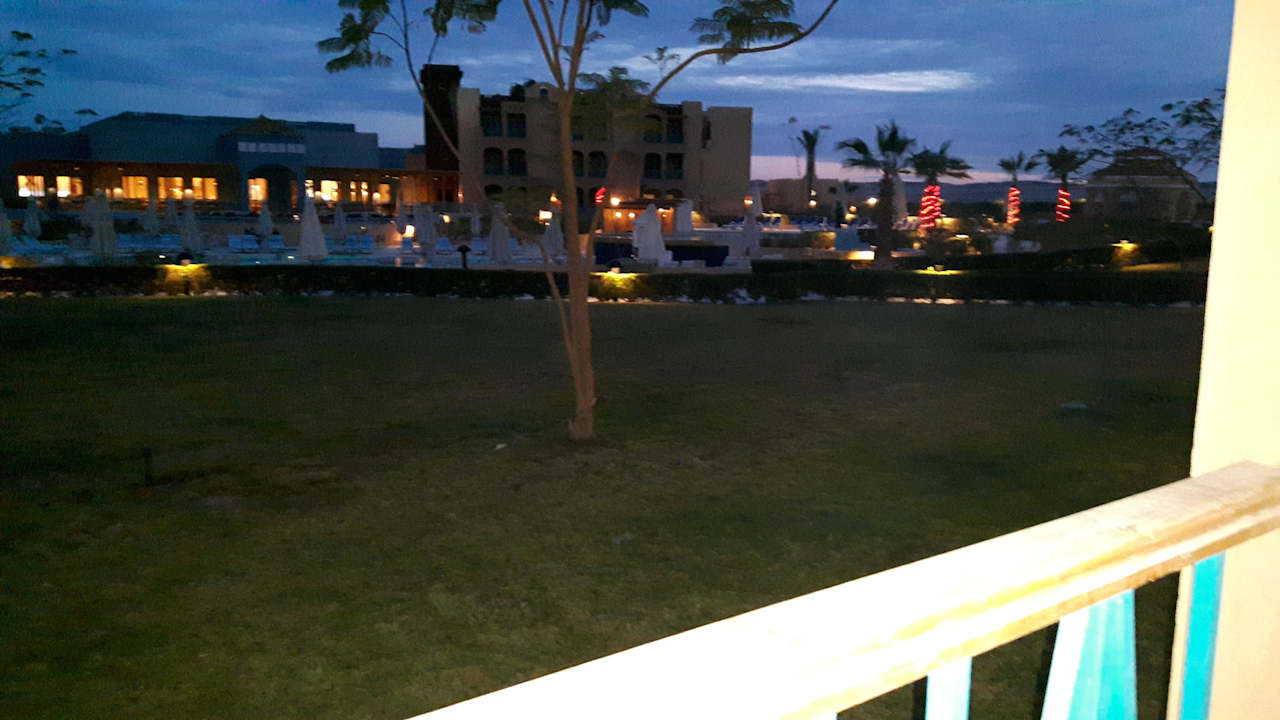 Blick vom Balkon zum Pool und Restaurant Lemon & Soul Makadi Garden