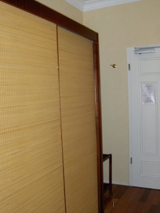 Eingangbereich mit Kleiderschrank Hotel Snorrenburg