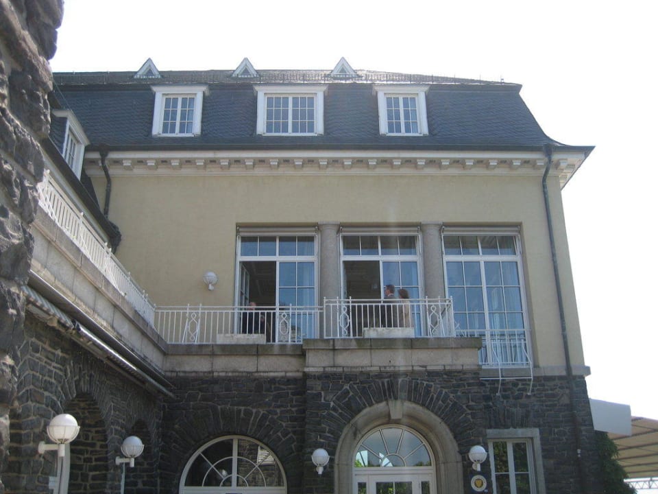 Blick auf einen Balkon des Hotels Steigenberger Icon Grandhotel Petersberg