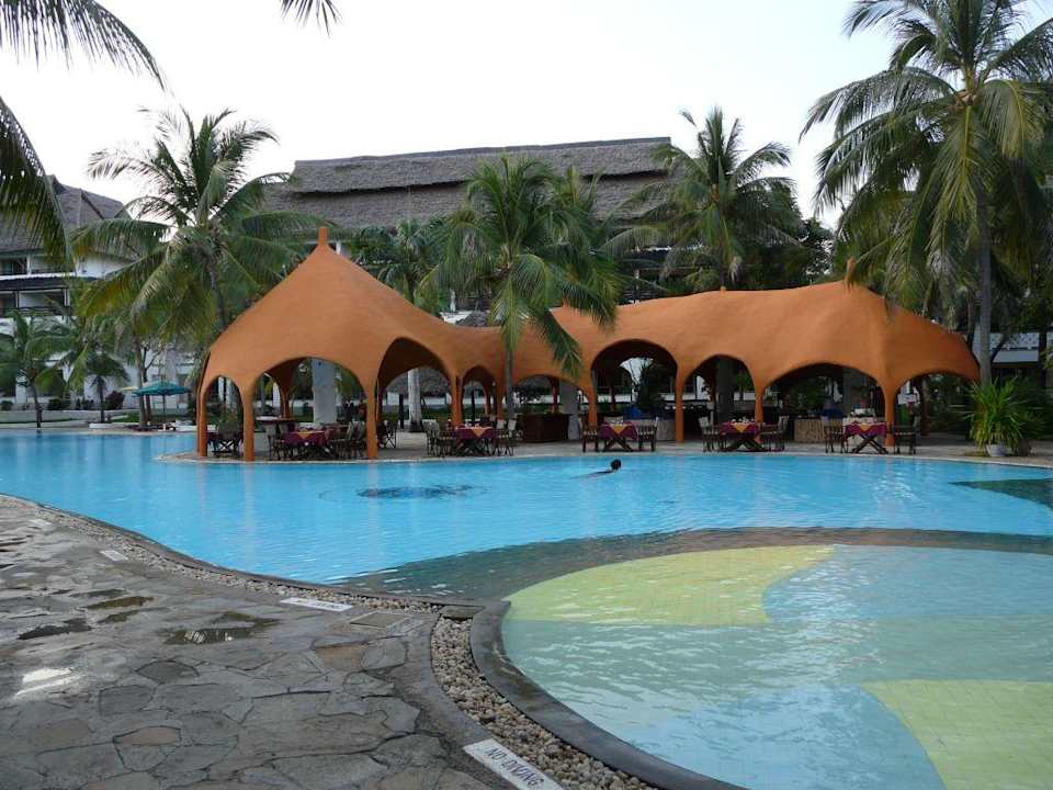 Pool mit Grill Restaurant Hotel Southern Palms Beach Resort