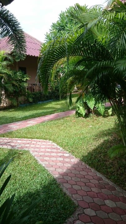 Blick vom Bungalow in den Garten Bee Nat Garden Resort