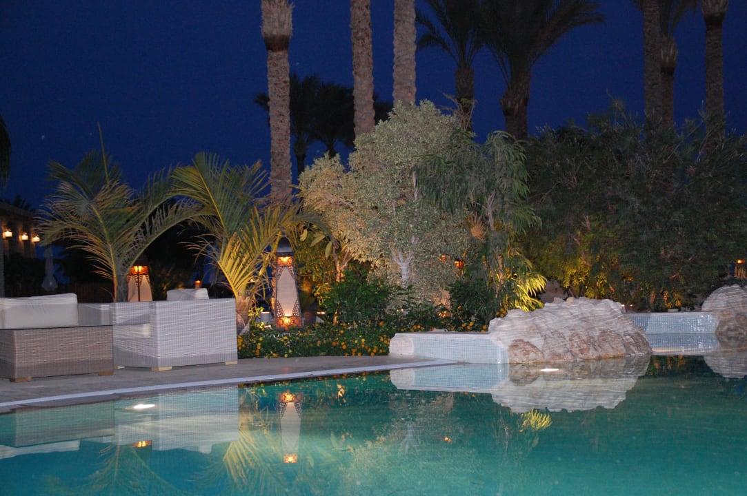 Wunderschöne Loungemöbel an der Poolanlage Makadi Spa - Adults only