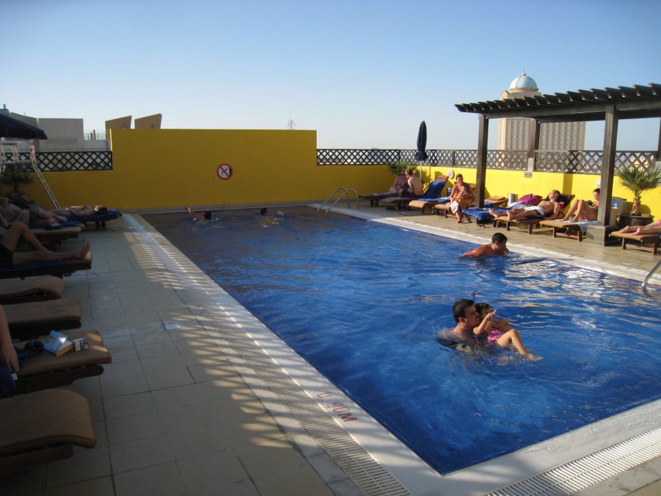 Pool auf dem Dach, zum abkühlen hats gereicht Citymax Hotel Al Barsha