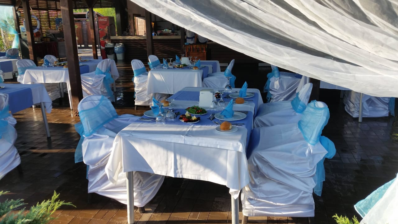 Restauracja Rybna na plaży Port Side Resort Hotel