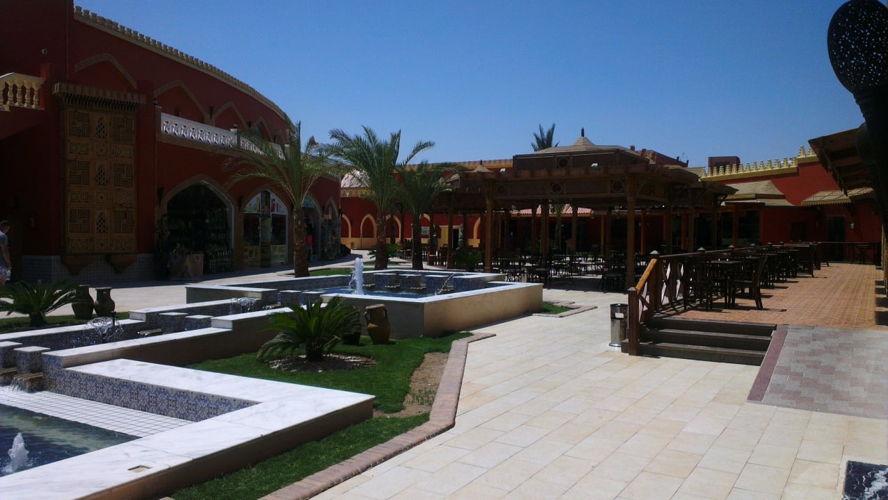 Brunnen und Platz vor den Restaurants Pickalbatros Alf Leila Wa Leila Resort - Neverland Hurghada
