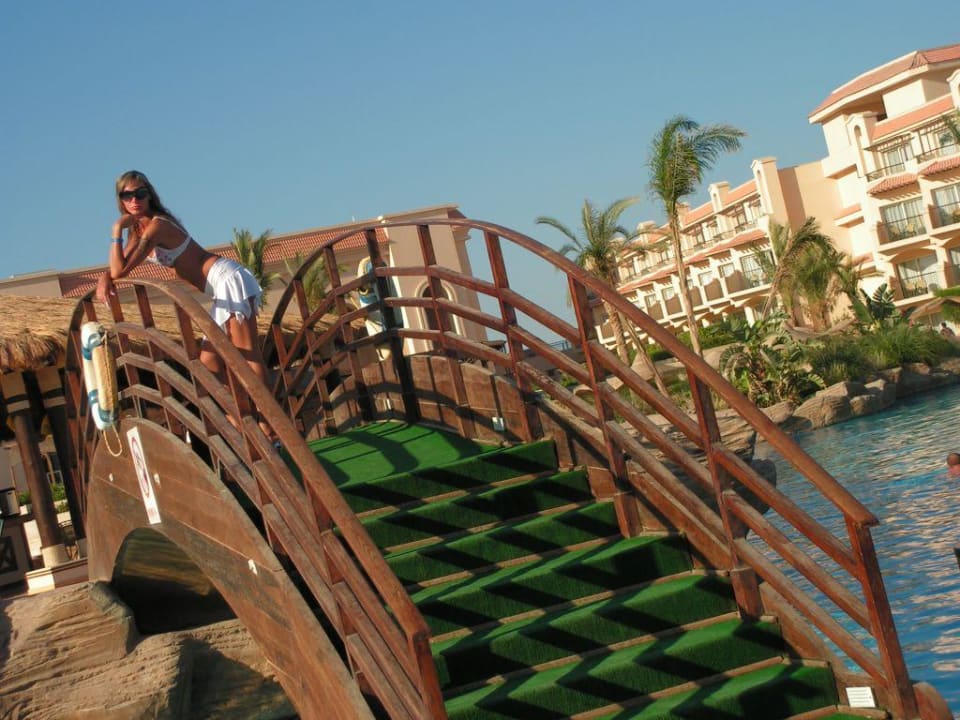 Na mostku Pyramisa Beach Resort Sahl Hasheesh