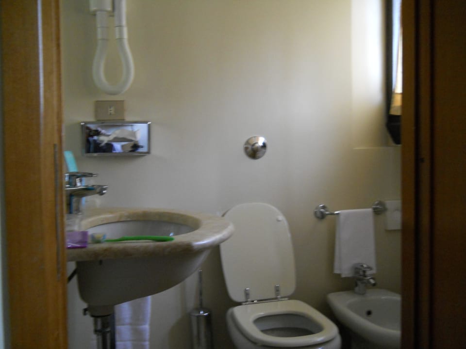 Badezimmer Mercure Roma Centro Colosseo