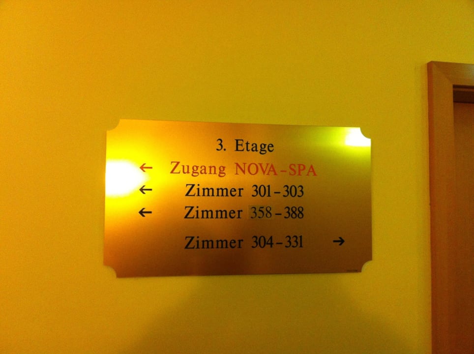 Beschilderung NOVAPARK Flugzeughotel Graz