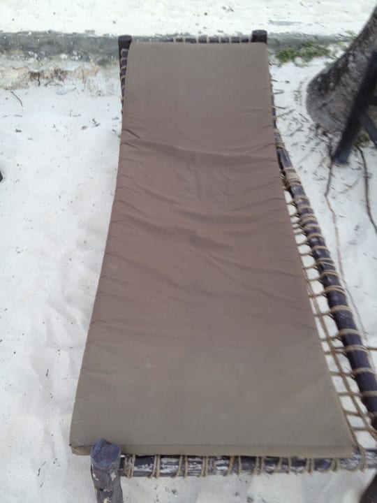 Alte, kaputte & versüffte Liegen/Auflagen Karafuu Beach Resort & Spa