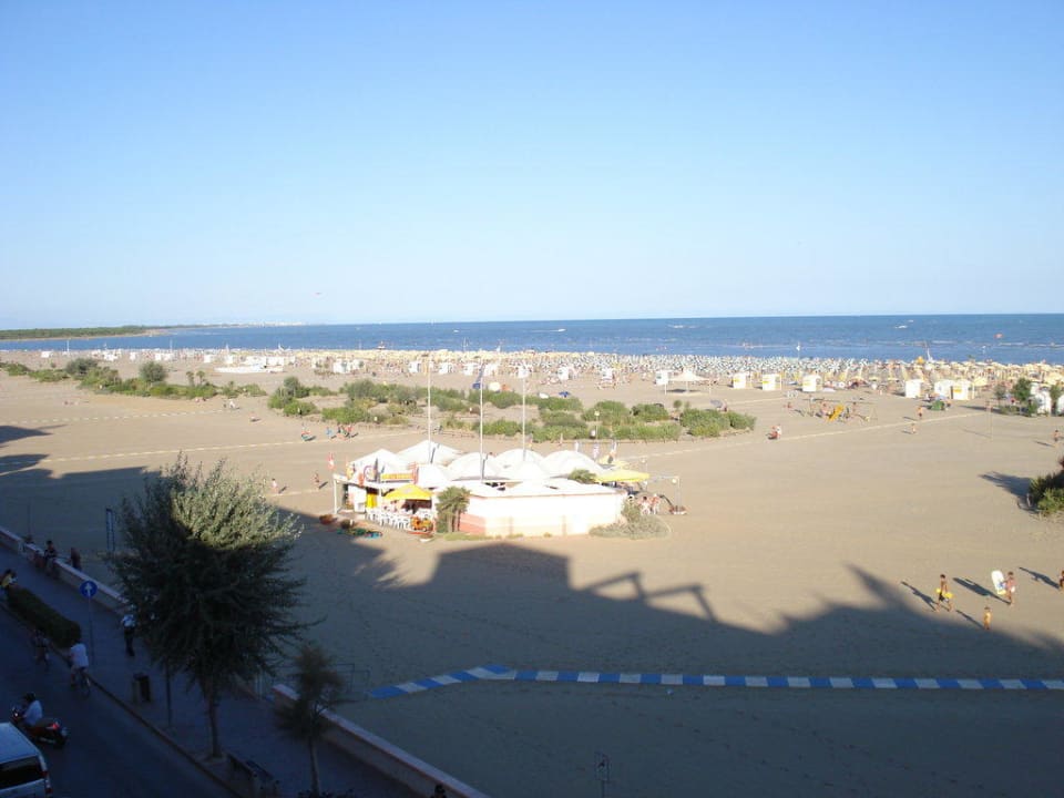 Nach links, Blick auf Strandbar Hotel Antoniana