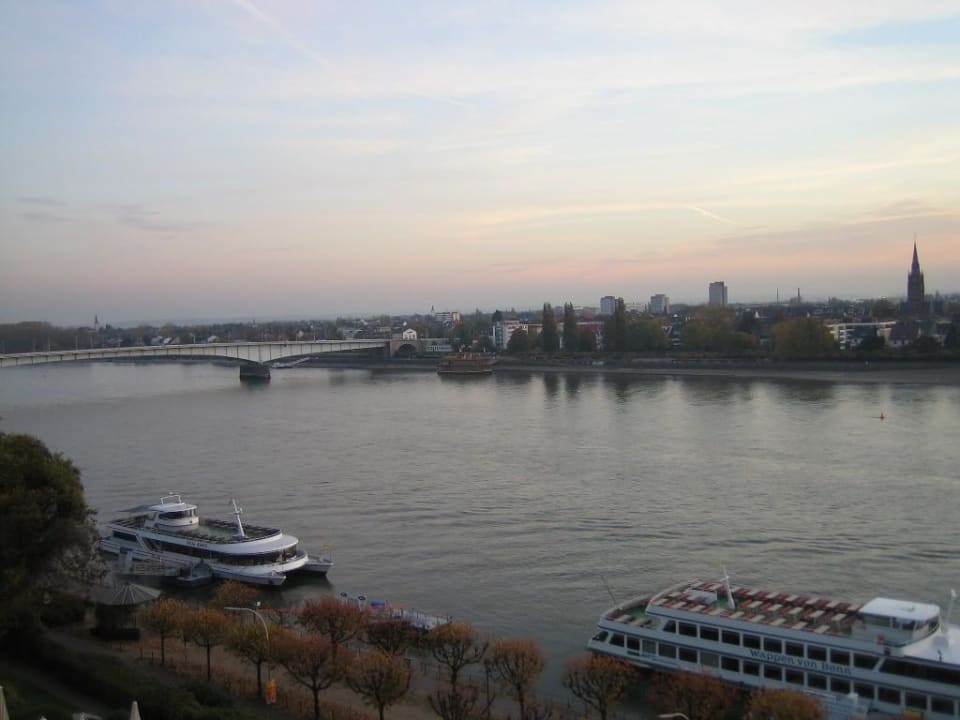Hotel Königshof,  Zimmer-Ausblick auf den Rhein Ameron Hotel Königshof