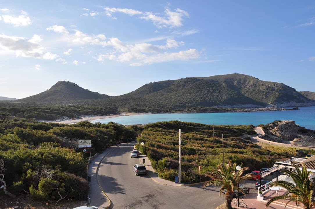 Ausblick über die Bucht und den Sandstrand entlang Hotel & Spa S'Entrador Playa