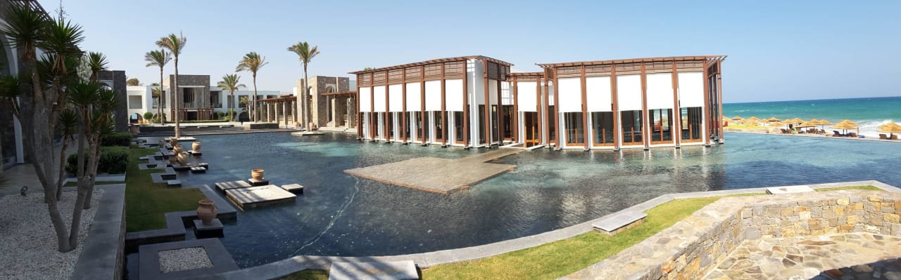 Hotelanlage vom Strand aus gesehen Amirandes A Grecotel Resort To Live