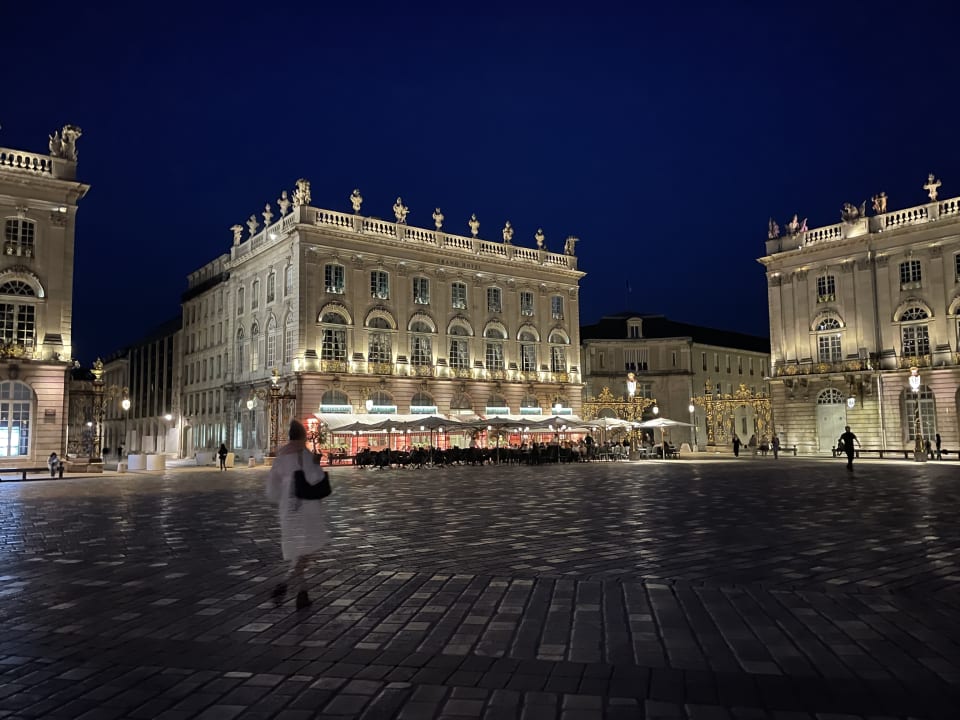 Außenansicht Grand Hotel De La Reine