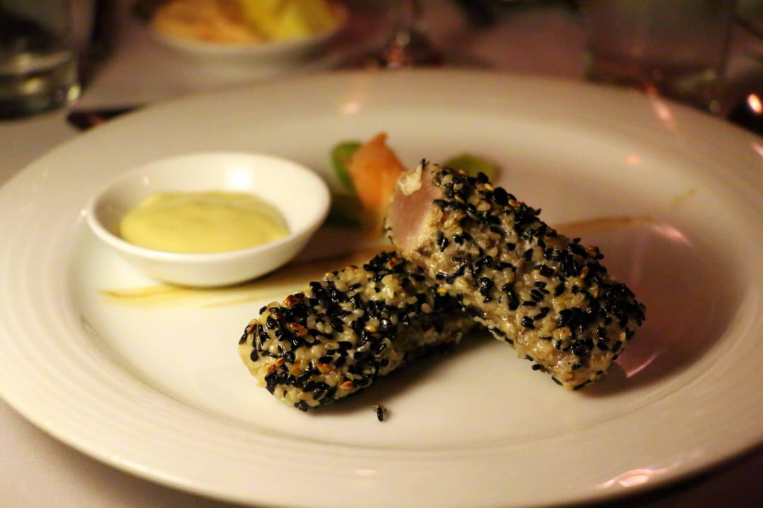 Vorspeise: Thunfisch in schw. & weißer Sesamkruste NH Collection Maldives Reethi Resort
