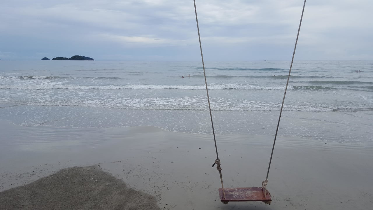 Schaukel am Strand Santhiya Tree Koh Chang Resort