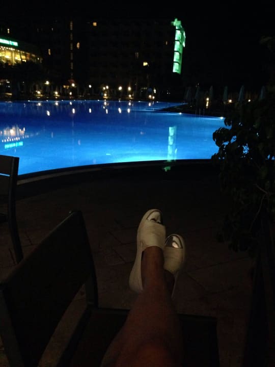 В баре возле главного бассейна  VONRESORT Golden Coast