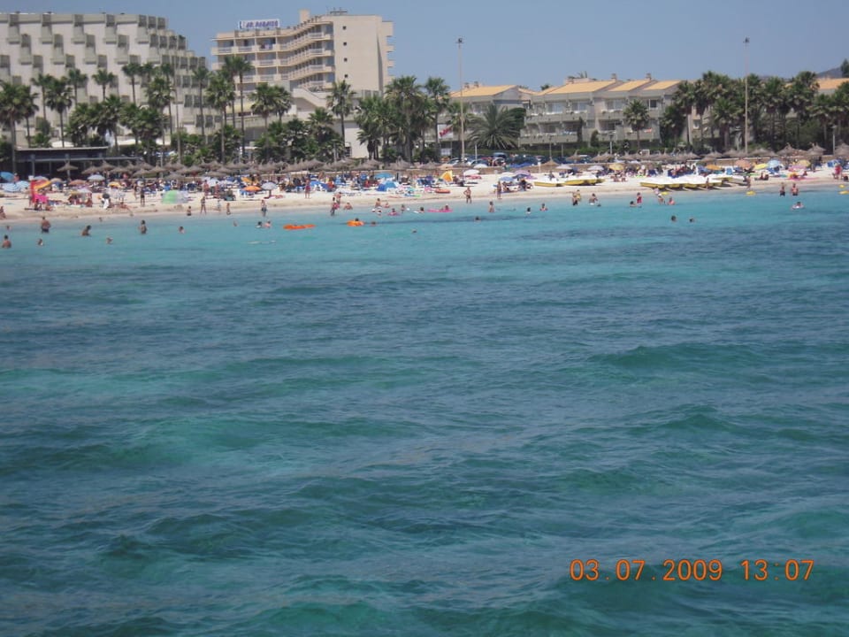 Vom Meer aus gesehen Hotel und Strand Hipotels Mediterraneo