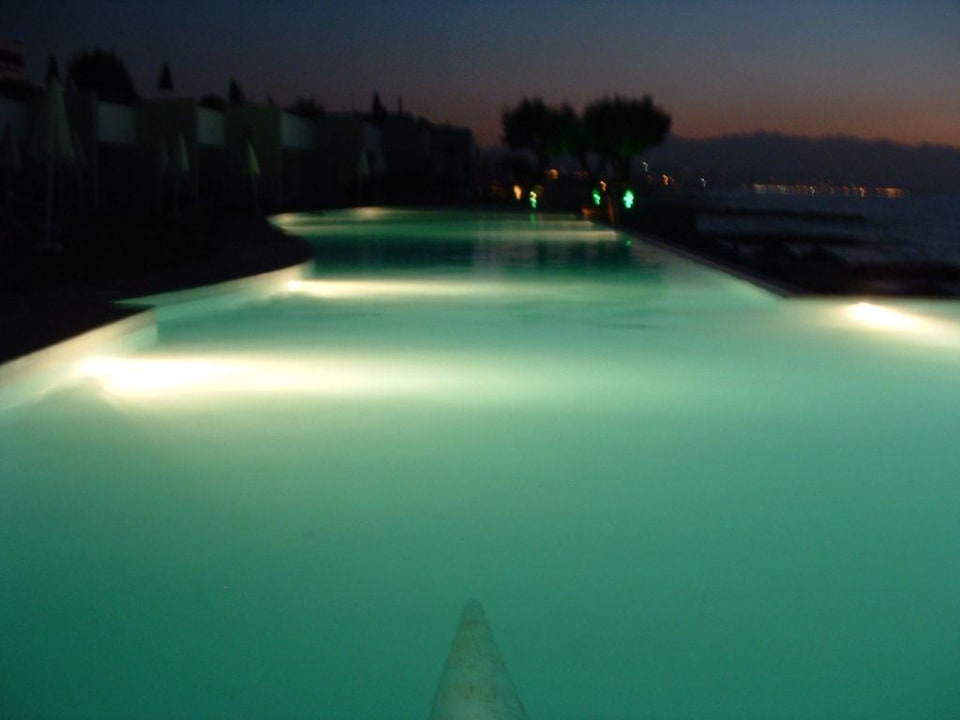 pool am abend Grecotel LUXME White